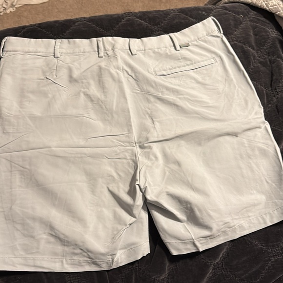 Greg Norman Gray flat front shorts size 42. - Picture 5 of 5
